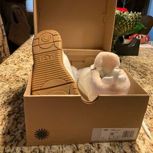 UGGs W Lakesider Puff  size 9. 
These are a crème color